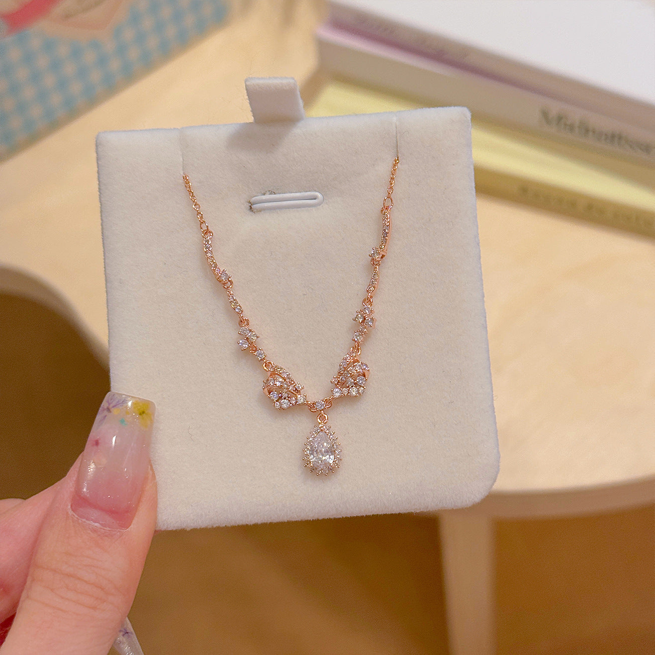 Teardrop Pendant Clavicle Necklace, Retro Minimalist Style, Luxury Niche Elegant Jewelry with Luxe Aesthetic for Women