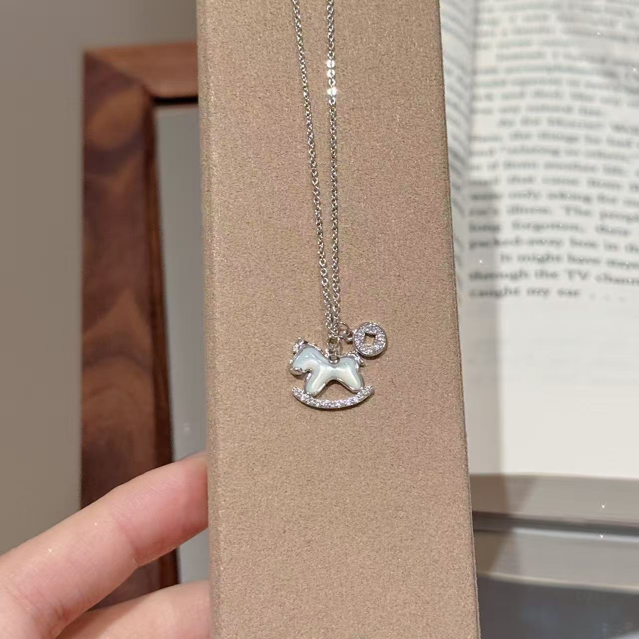 Lucky Horse Pendant Clavicle Chain, Natural Shell Zodiac Necklace, Stylish Versatile Neck Chain, Ideal Gift for Horse Zodiac