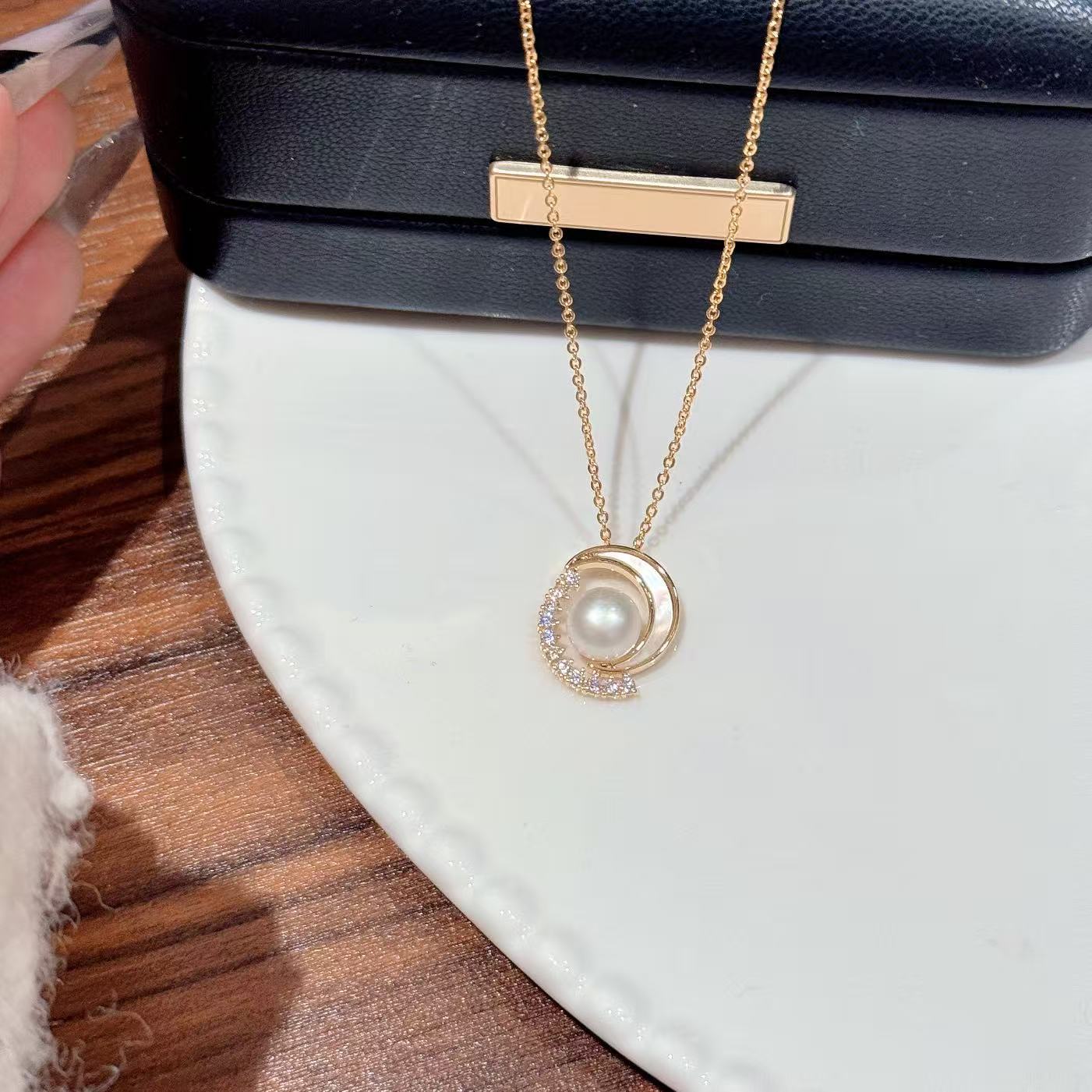 Niche Luxury Round Hoop & Crescent Moon Pearl Pendant Necklace, Dainty Elegant All-Match Office Commute Choker Jewelry