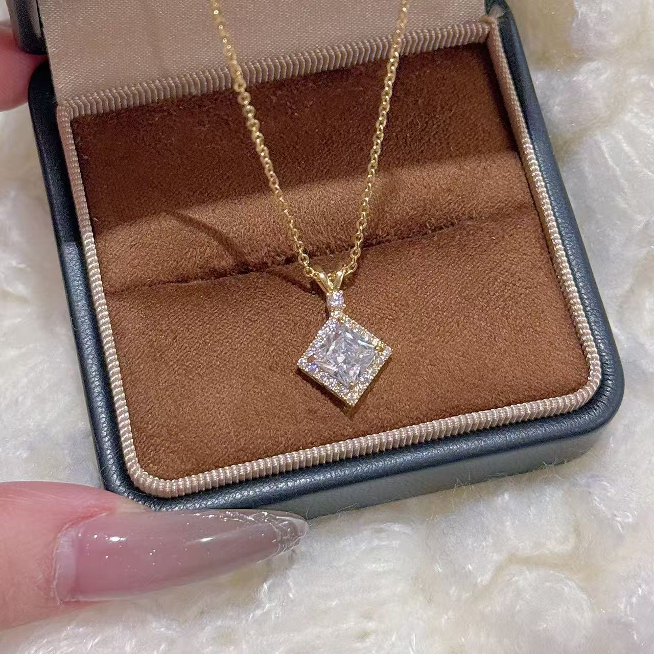 Geometric Square Clavicle Chain, Full Zircon Super Shiny Necklace, Luxury Niche Elegant Valentine's Day Gift Jewelry 五大卖点