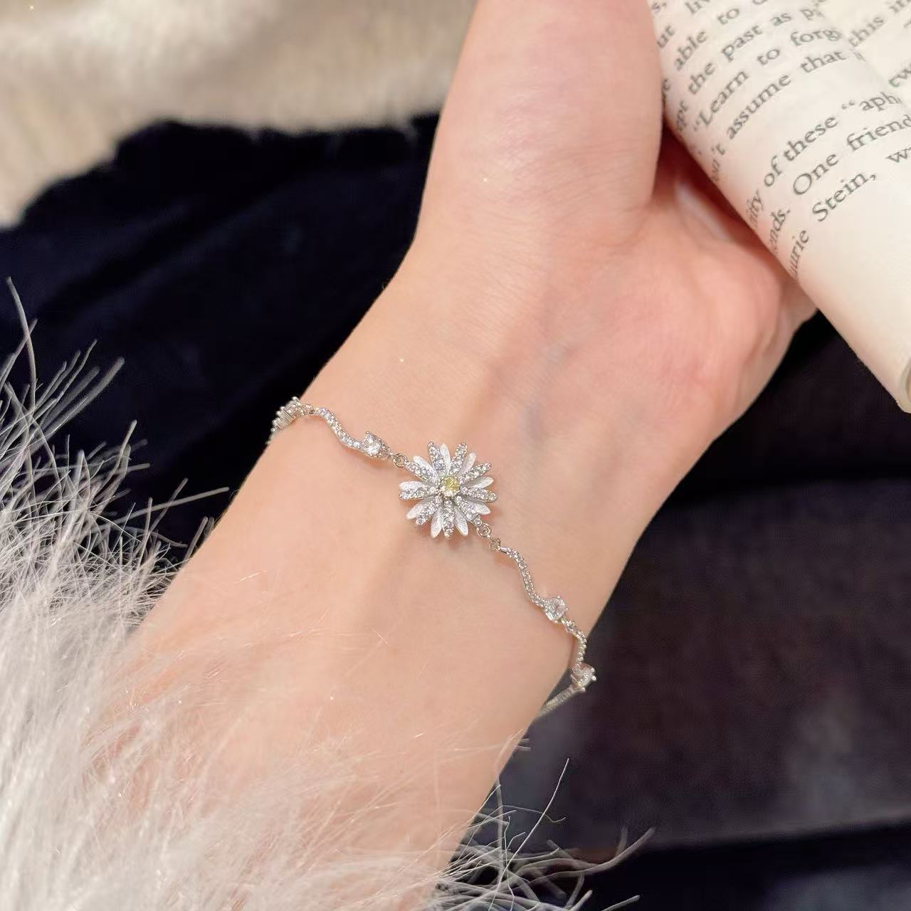 New Daisy Series Jewelry Set, Luxury Exquisite Necklace Earrings Bracelet, INS Hot Niche Design Versatile Women Ornaments
