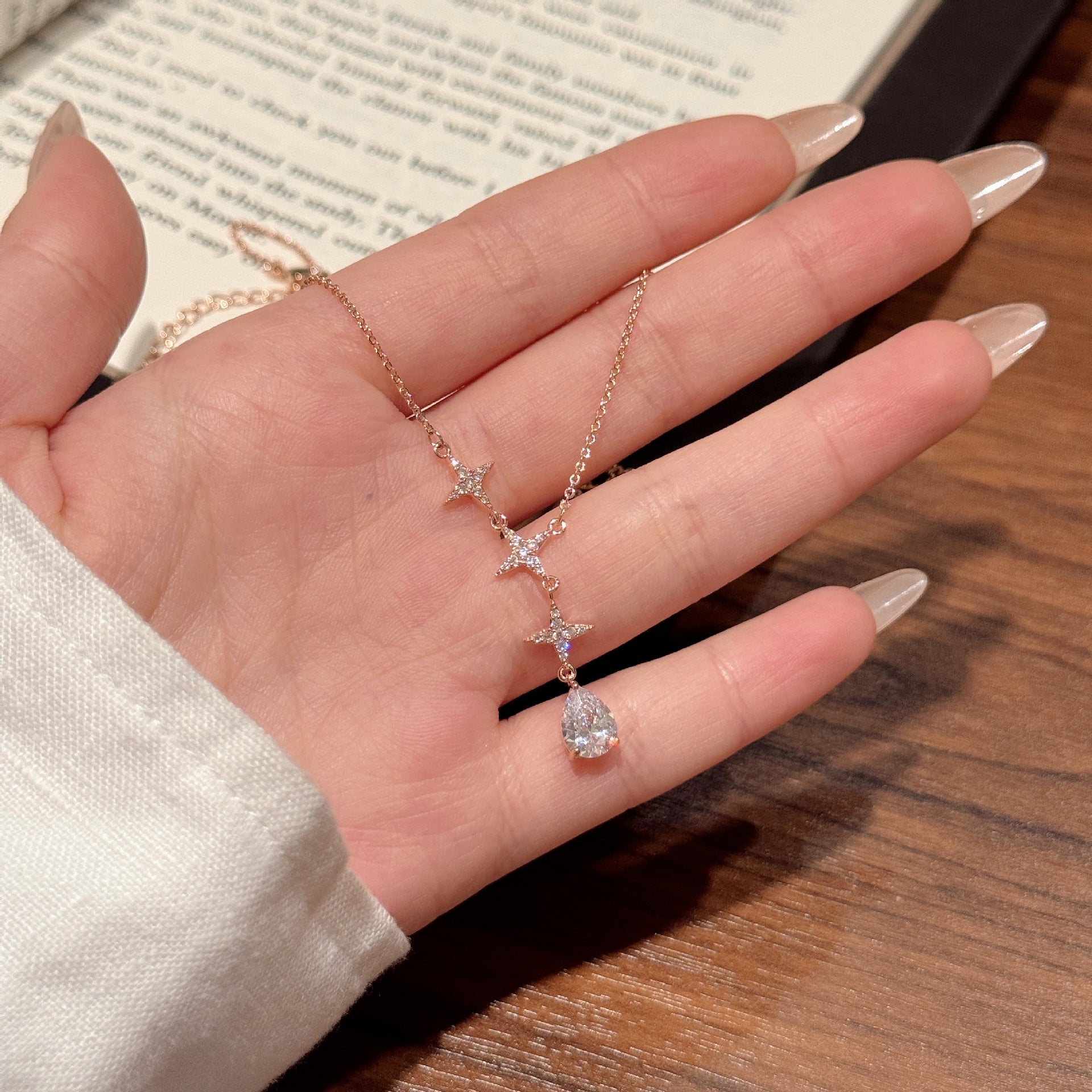 Sparkling Water Drop Cubic Zirconia Pendant Necklace for Women, Niche Luxury Minimal Dainty Versatile High-End Collarbone Fine Jewelry