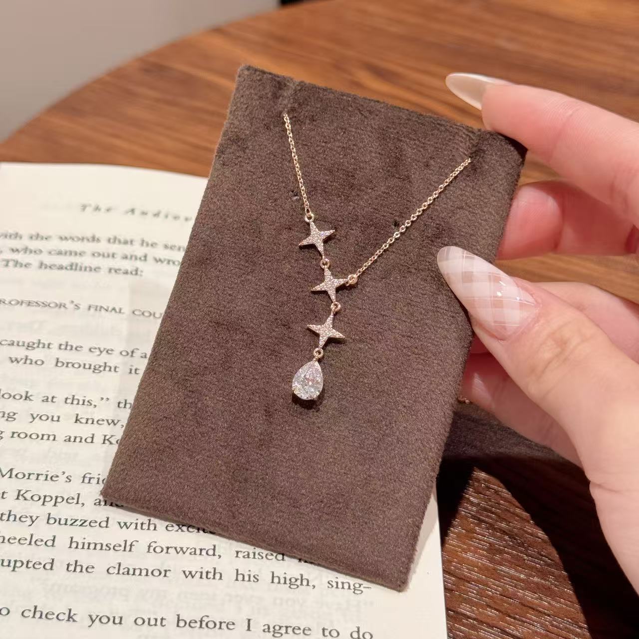 Sparkling Water Drop Cubic Zirconia Pendant Necklace for Women, Niche Luxury Minimal Dainty Versatile High-End Collarbone Fine Jewelry