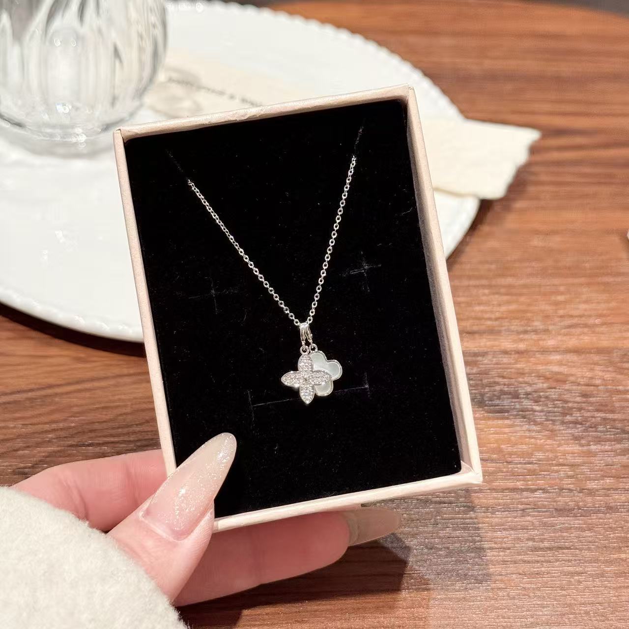 Korean Style Double Four Leaf Clover Necklace, Luxury Niche Elegant Clavicle Chain, Fashion All-match Pendant Necklace
