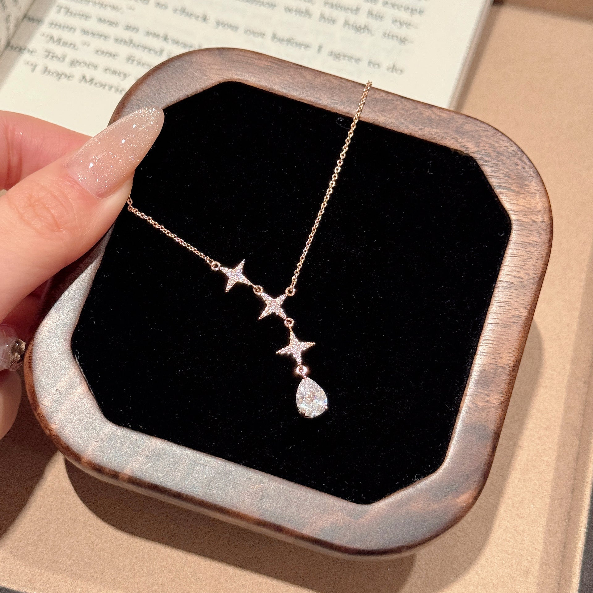 Sparkling Water Drop Cubic Zirconia Pendant Necklace for Women, Niche Luxury Minimal Dainty Versatile High-End Collarbone Fine Jewelry