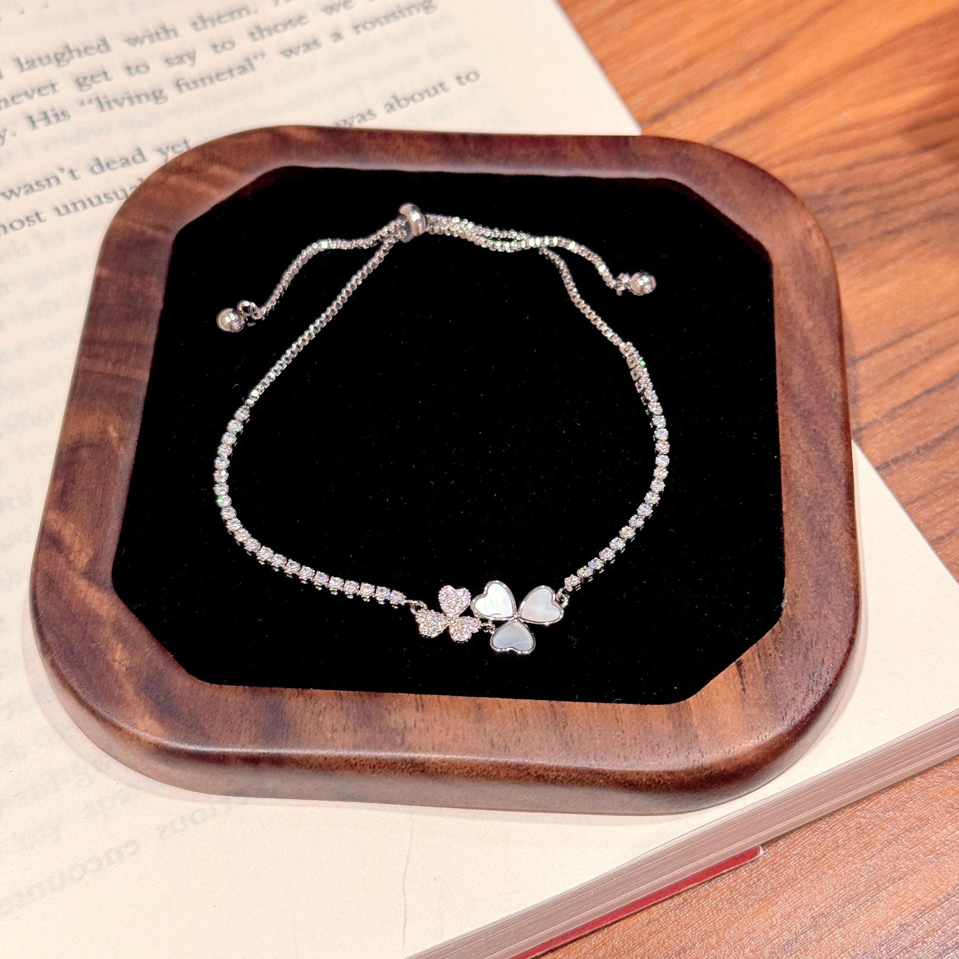 Four Seasons Charm Aquamarine Bracelet, Fashion Niche Sparkling Women Hand Jewelry, High-end Light Luxury Wrist Chain