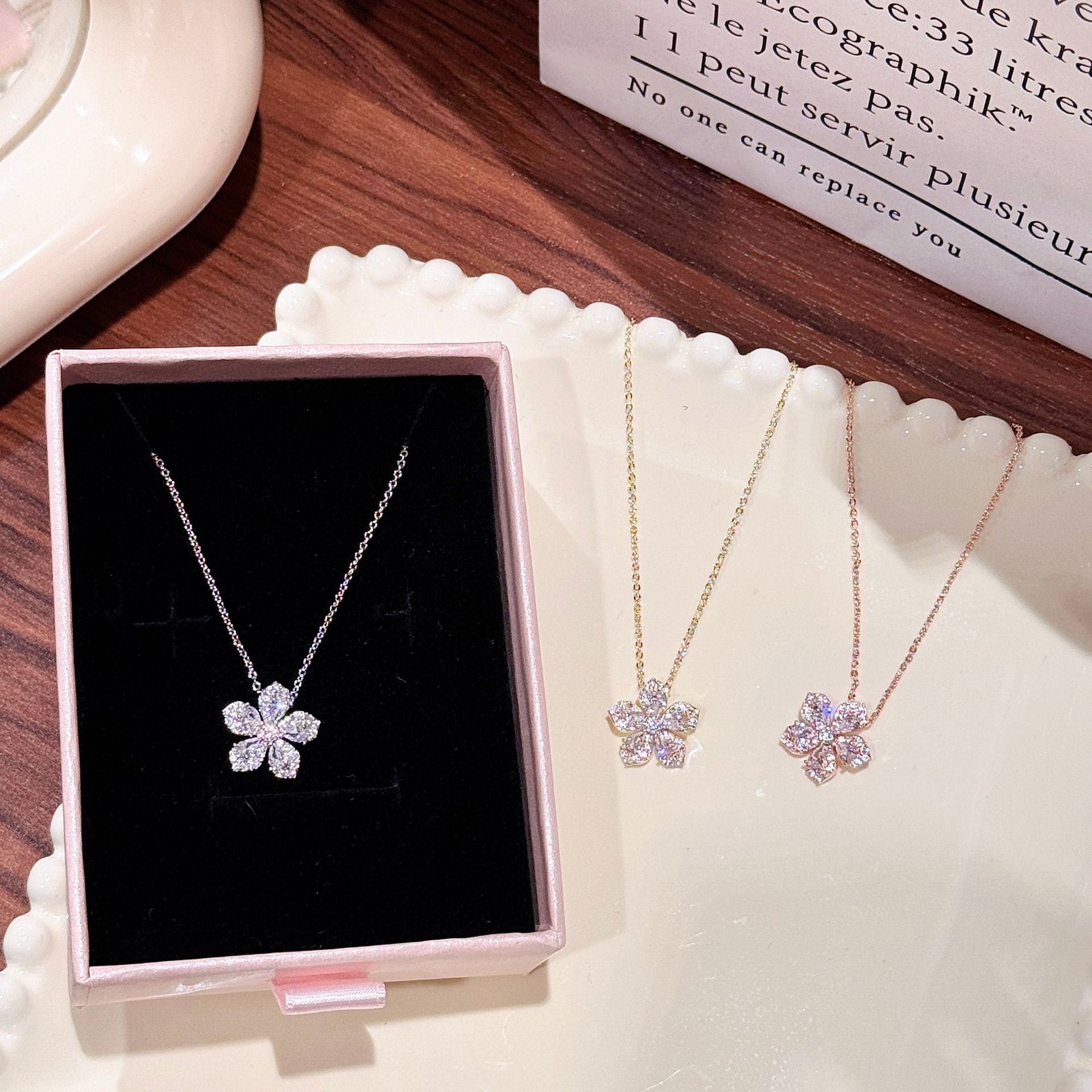 Fashion Zircon Flower Pendant Necklace, Elegant Daily Neck Chain