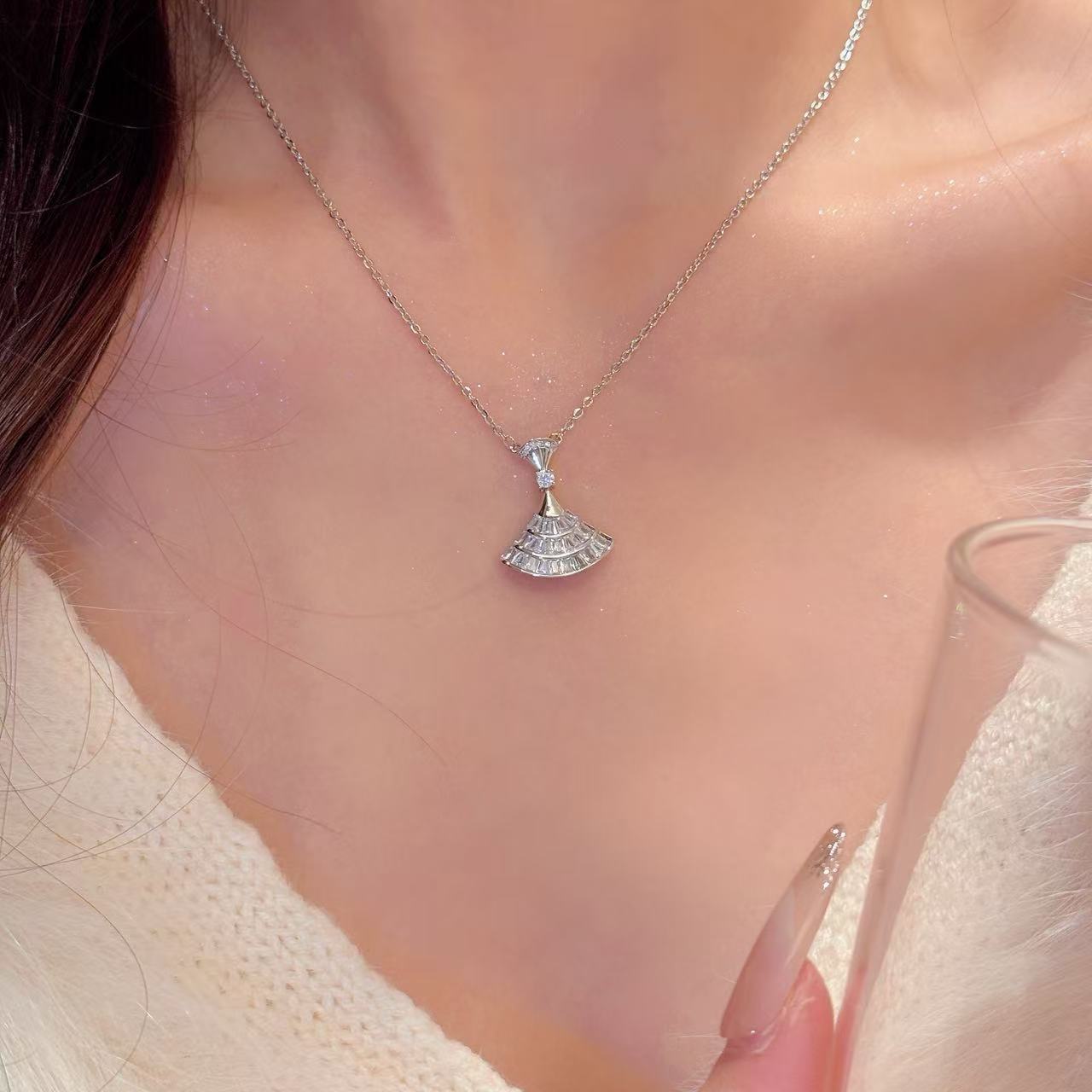 Sparkling Zircon Fan Necklace, Luxury Dress Pendant Clavicle Chain for Daily Wear