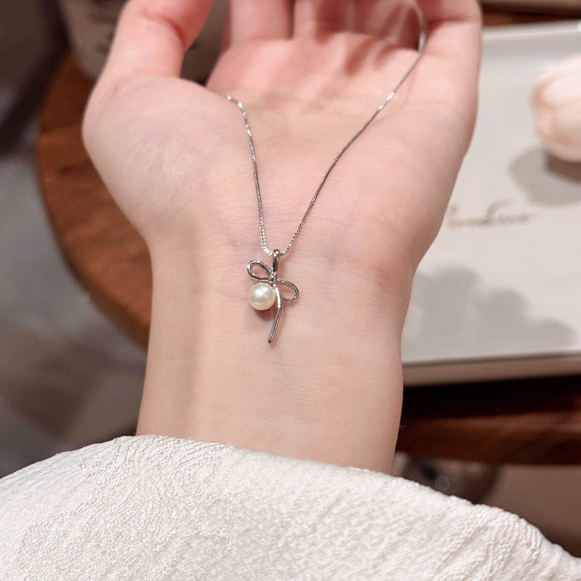 New Natural Pearl Bow Necklace, Luxury High-end Classic Jewelry, Minimalist Niche Elegant Pendant Necklace Ideal for Gifting
