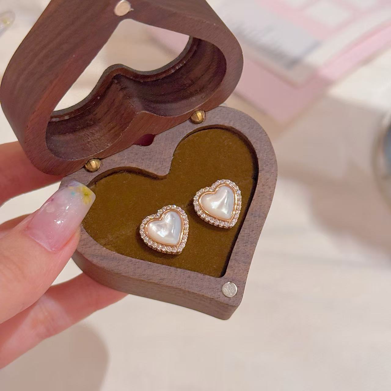 Light Luxury Heart Earrings, Curved Shell Stud Earrings with S925 Silver Needle, Sweet Exquisite Temperament Versatile Ear Jewelry