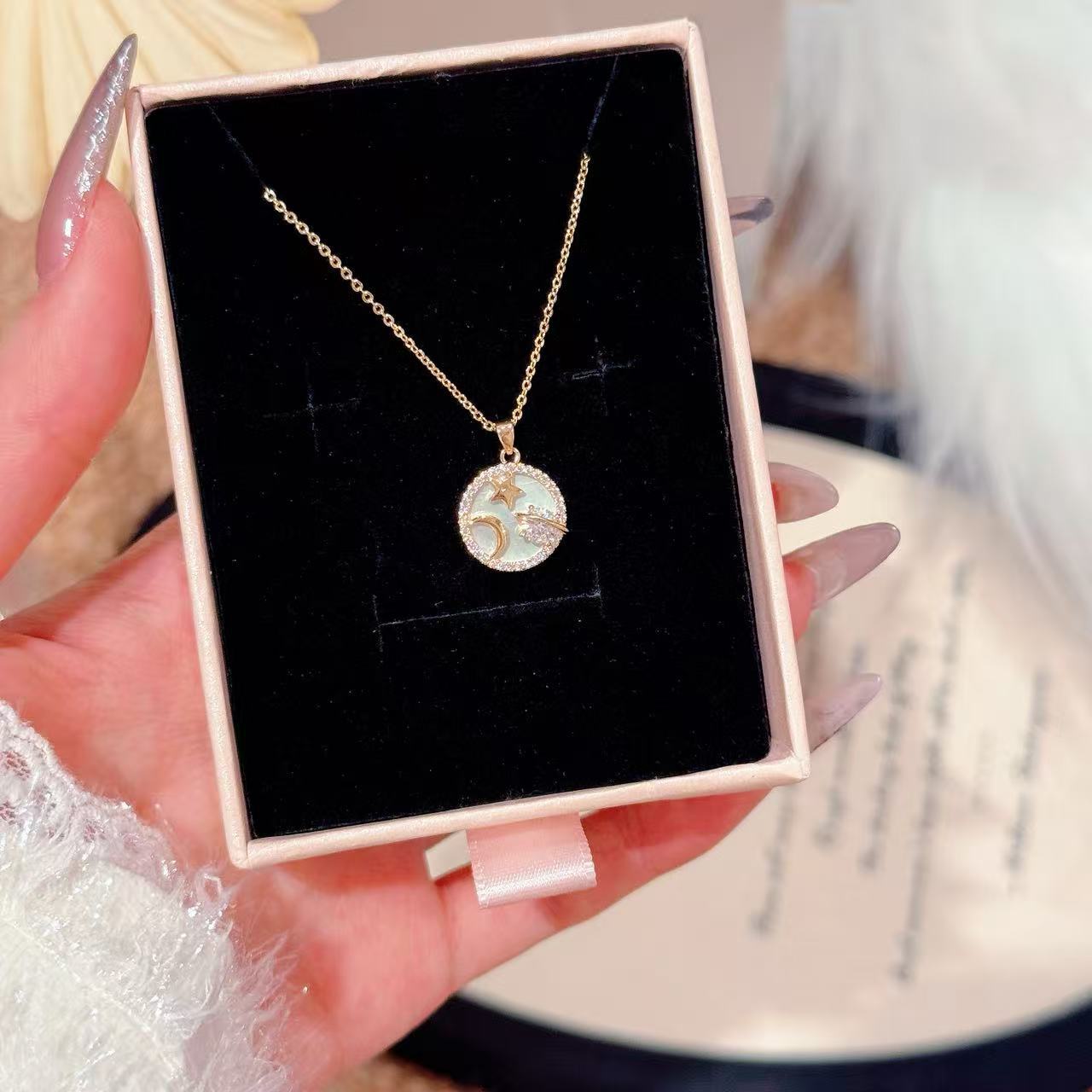 Hot Selling Moon Star Pendant Necklace with Natural Shell, Luxury Dainty Elegant Clavicle Jewelry