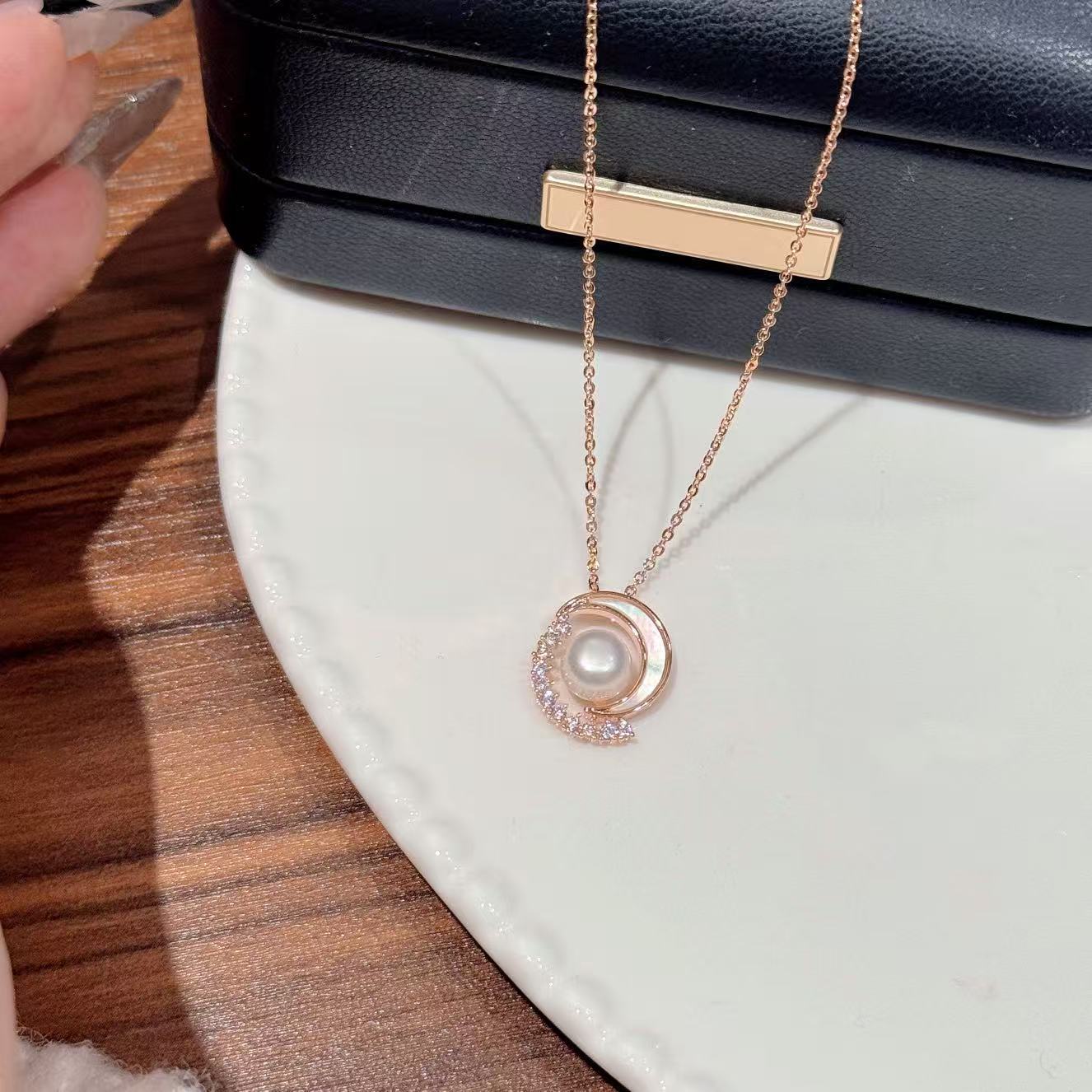 Niche Luxury Round Hoop & Crescent Moon Pearl Pendant Necklace, Dainty Elegant All-Match Office Commute Choker Jewelry