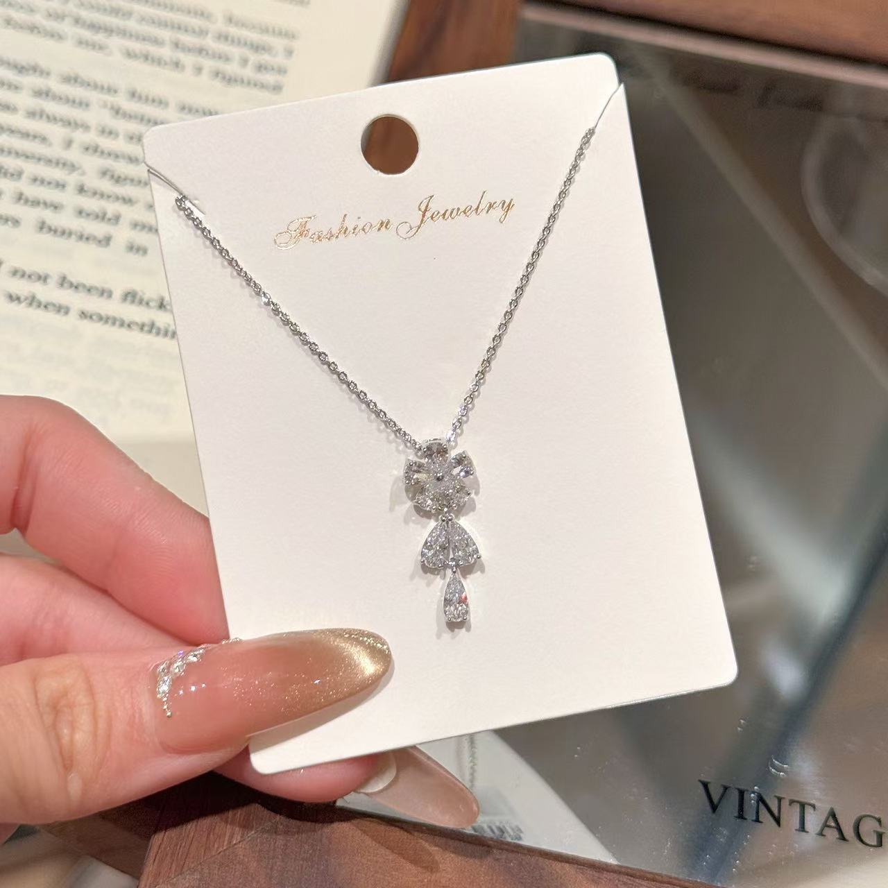 Super Shiny Floral Zircon Clavicle Chain, Luxury Minimalist Niche Flower Pendant Necklace