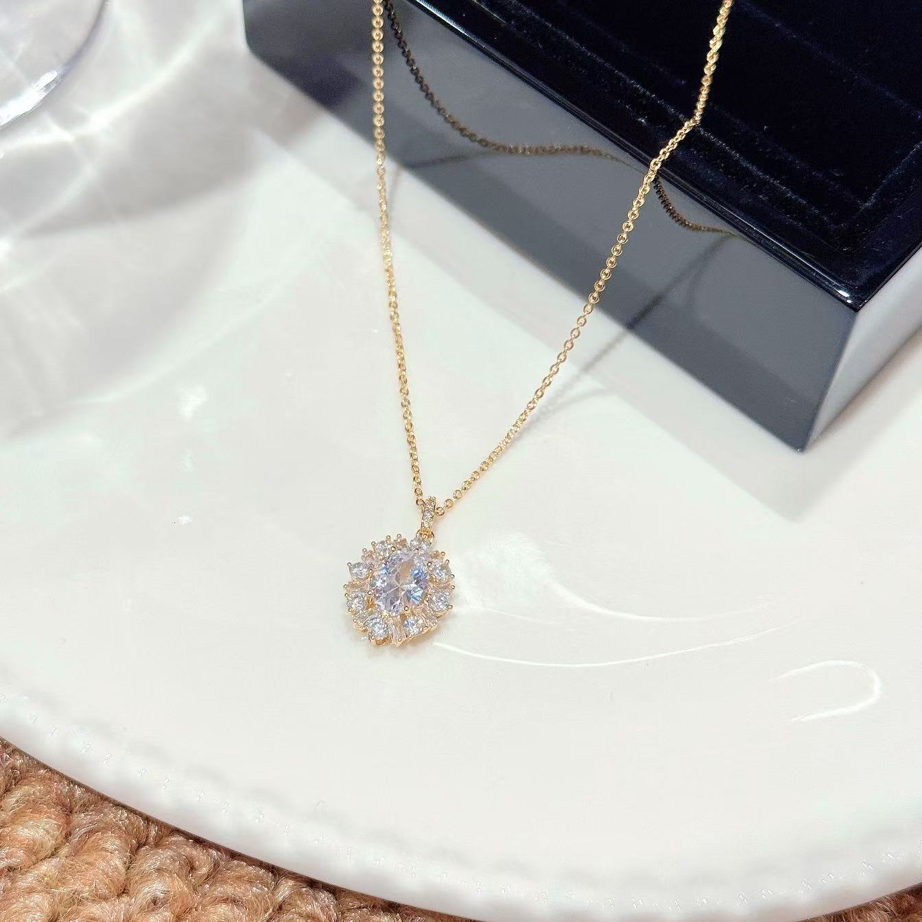 Gold Dainty Necklace Minimalist Luxury Clavicle Chain Elegant Fashion All-match Commute Jewelry Gifts for Girlfriend