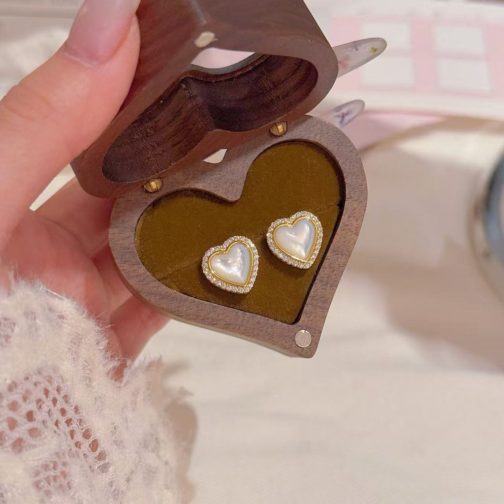 Light Luxury Heart Earrings, Curved Shell Stud Earrings with S925 Silver Needle, Sweet Exquisite Temperament Versatile Ear Jewelry