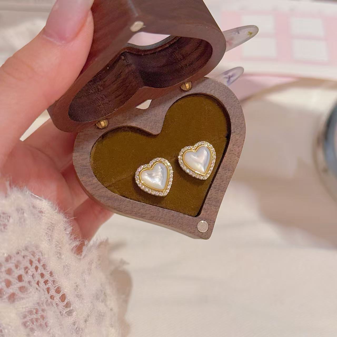 Light Luxury Heart Earrings, Curved Shell Stud Earrings with S925 Silver Needle, Sweet Exquisite Temperament Versatile Ear Jewelry