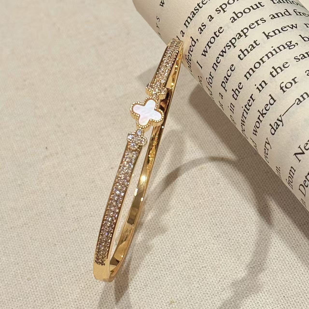 Hot Selling Four-Leaf Clover Cubic Zirconia Bangle, Minimal Luxury Niche Lucky Clover Bracelet, Elegant All-Match Daily Stackable Wrist Jewelry