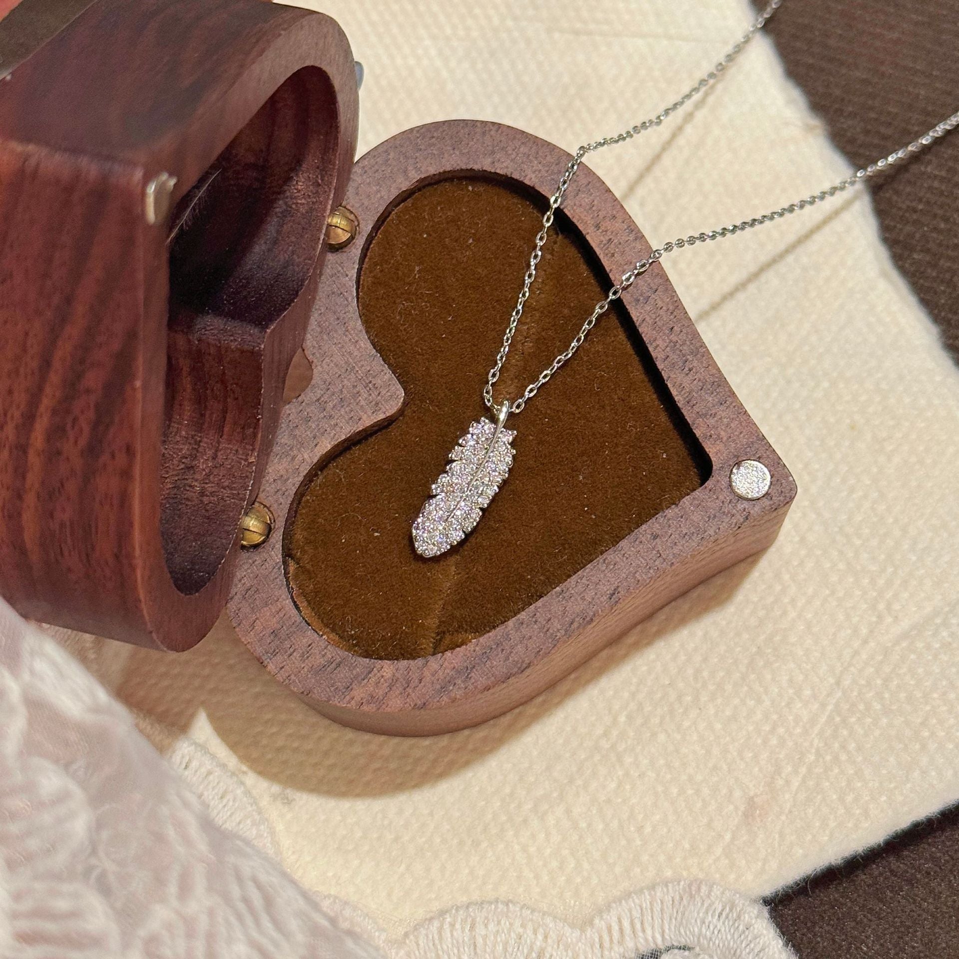 Sparkling Feather Pendant Necklace, Elegant Luxury Daily Women Neck Chain