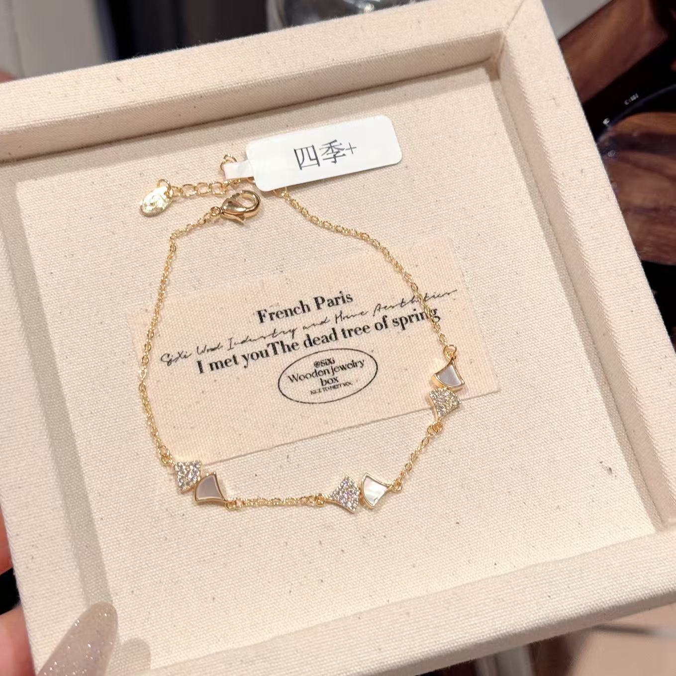 New Ginkgo Leaf Bracelet, Light Luxury Natural Shell Jewelry, Fashion Exquisite Niche Women Wrist Ornament