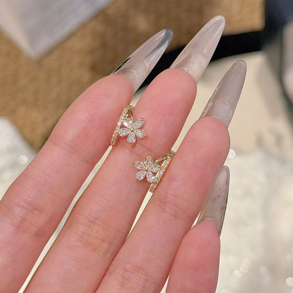 Dainty Floral Stud Earrings for Women, Minimal Luxury Elegant Small Flower Earrings, Versatile Everyday Fine Jewelry