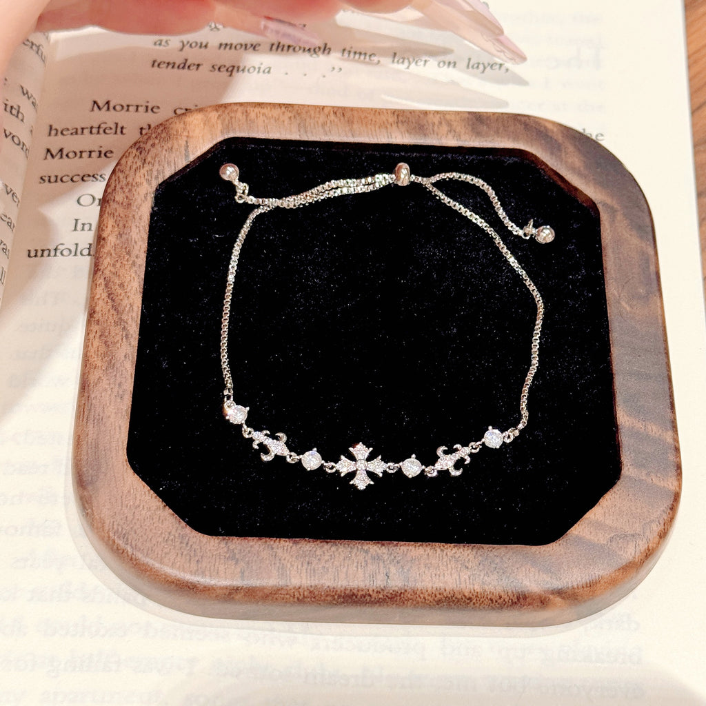 Four Seasons Charm Aquamarine Bracelet, Fashion Niche Sparkling Women Hand Jewelry, High-end Light Luxury Wrist Chain