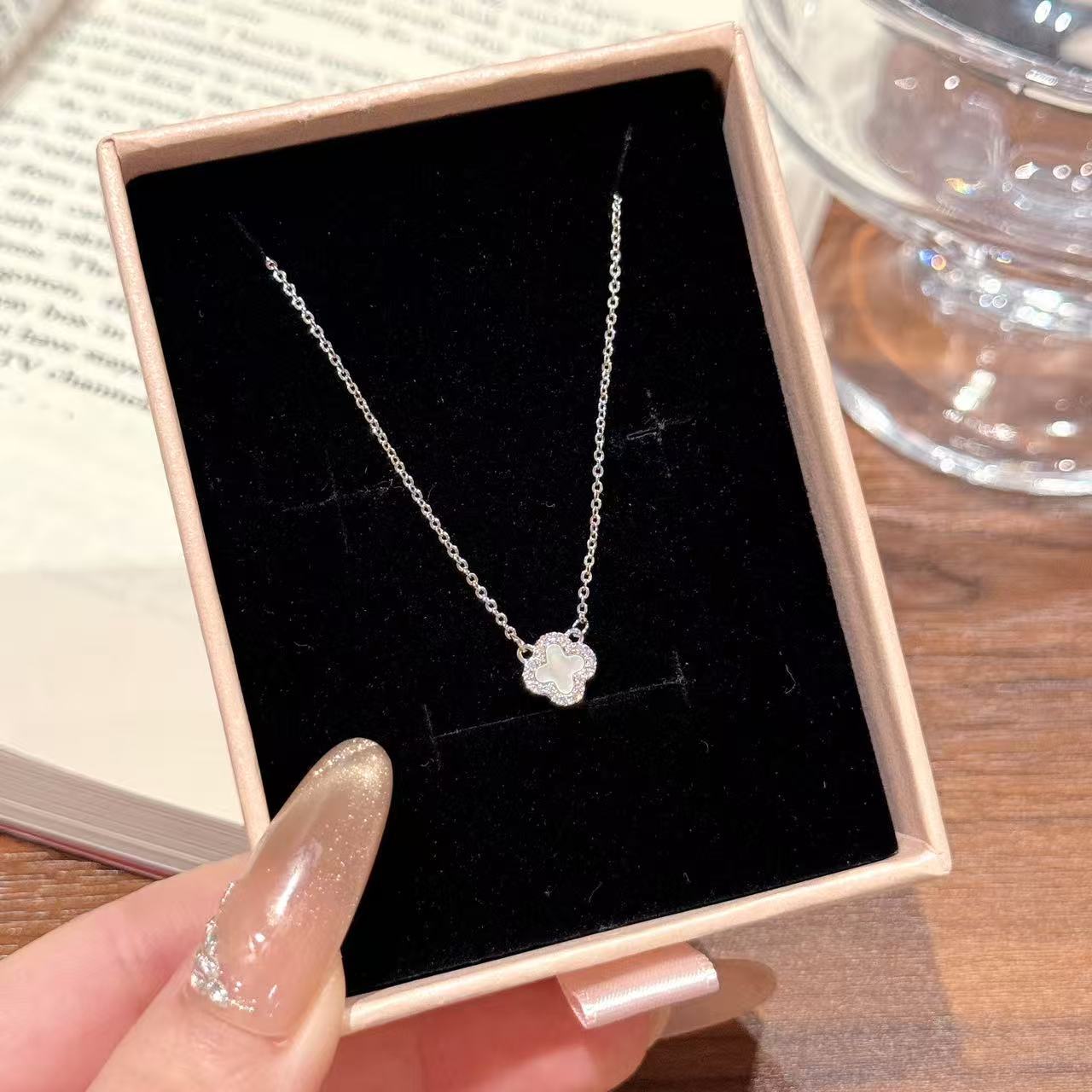 Cross-border European American Four-leaf Flower Necklace, Light Luxury Niche High-end Clavicle Chain, Delicate Mini Fashion Jewelry