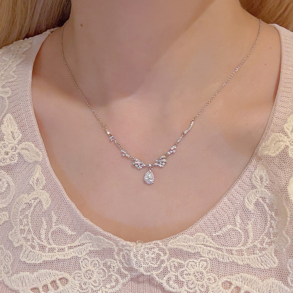Teardrop Pendant Clavicle Necklace, Retro Minimalist Style, Luxury Niche Elegant Jewelry with Luxe Aesthetic for Women