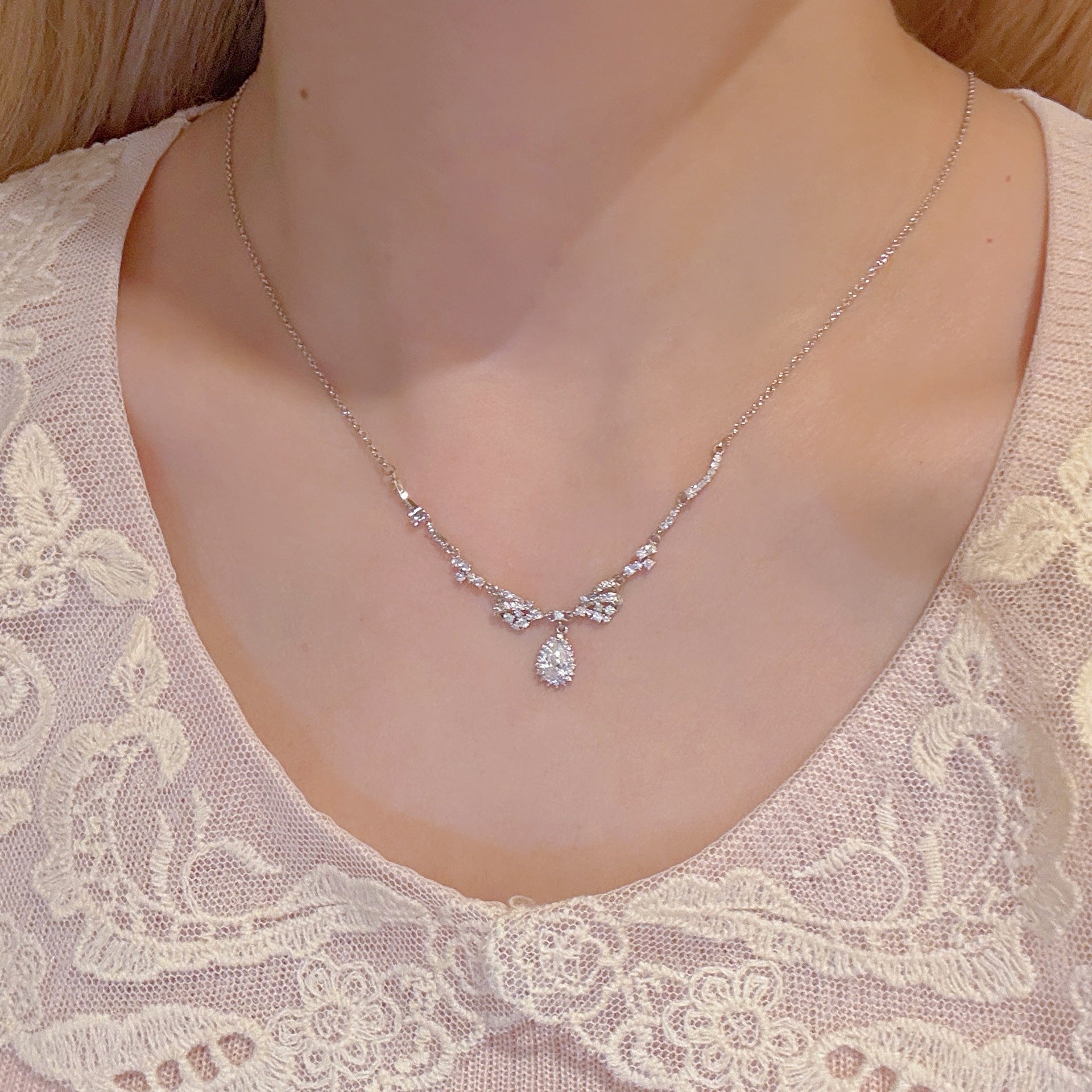 Teardrop Pendant Clavicle Necklace, Retro Minimalist Style, Luxury Niche Elegant Jewelry with Luxe Aesthetic for Women