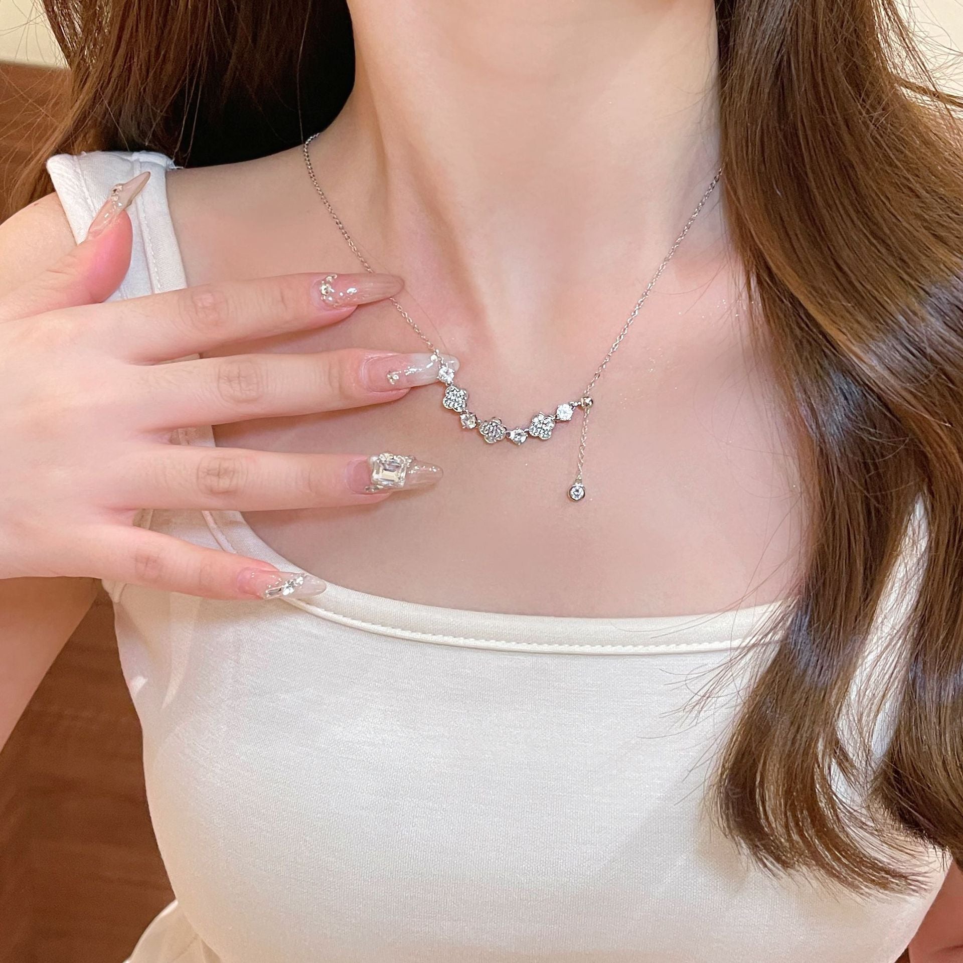 New Four Leaf Clover Flower Tassel Pendant Necklace for Women, Niche Luxury Dainty Elegant Versatile Clavicle Chain Fine Jewelry