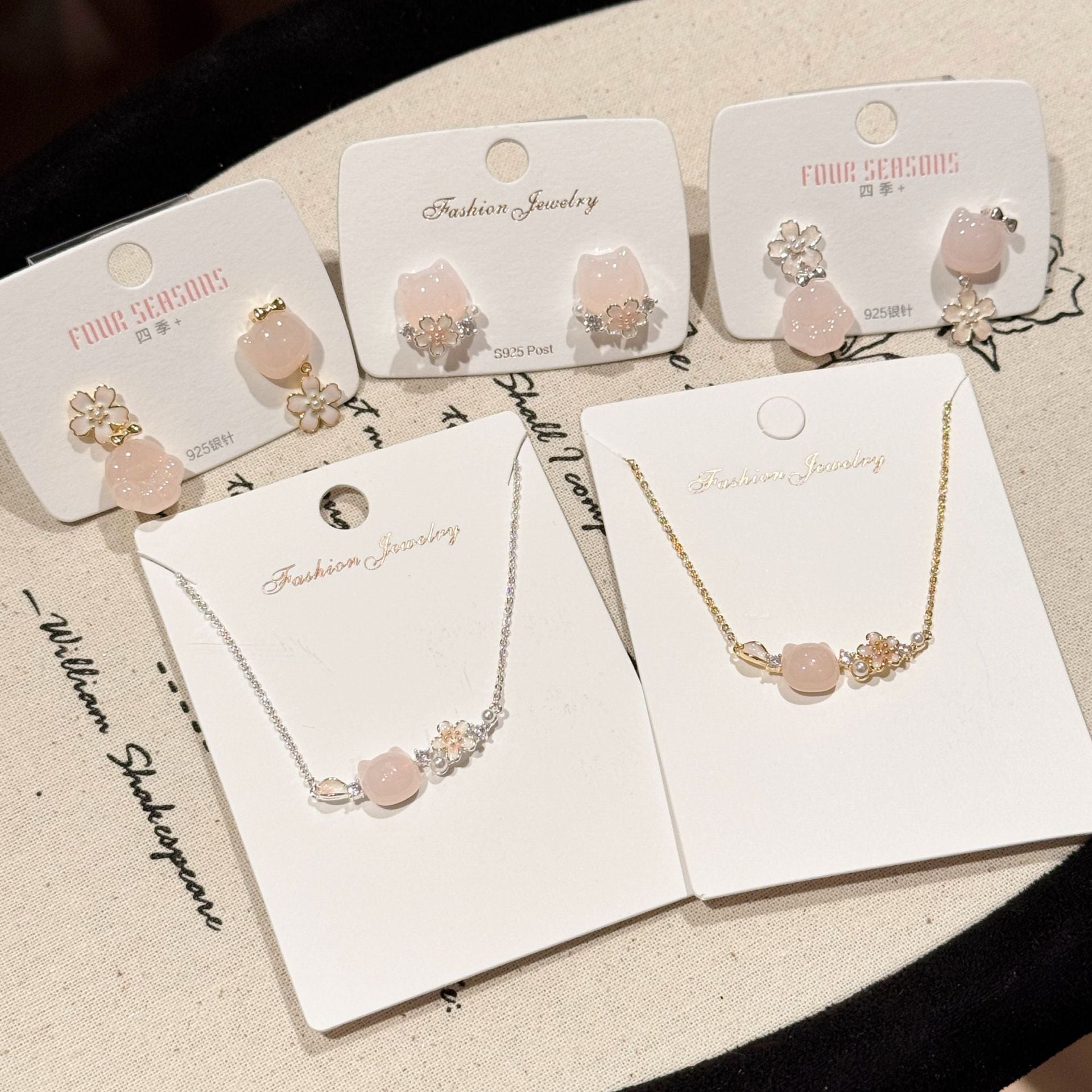 New Arrival Spring Floral Pink Cat Necklace Niche High Grade Delicate Clavicle Chain Versatile Women Fashion Accessories