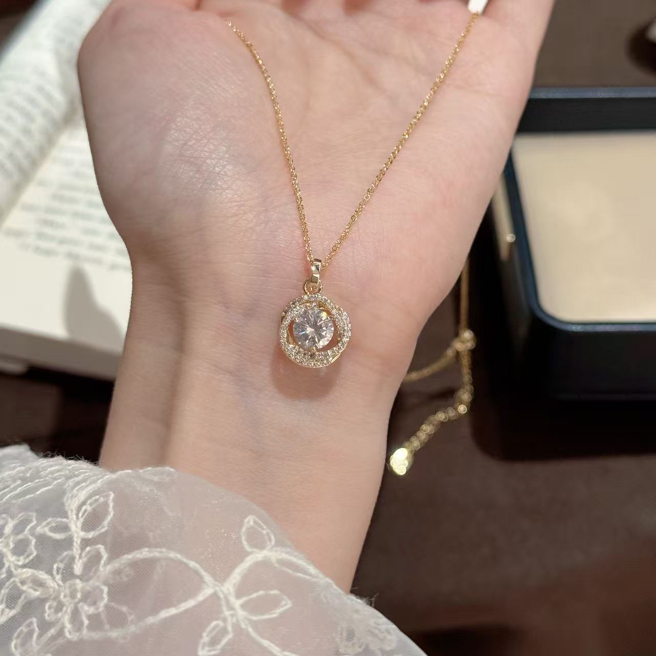 Circular Shiny Zircon Necklace, Luxury Niche Clavicle Chain, Minimalist Exquisite Versatile Daily Women Pendant