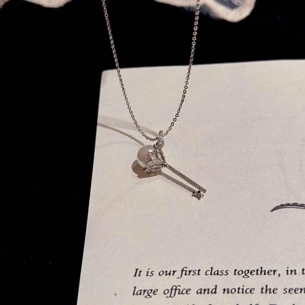 Spring New Pearl Key Pendant Clavicle Necklace, Luxury Elegant Dainty Jewelry, Perfect Gift for Girlfriend