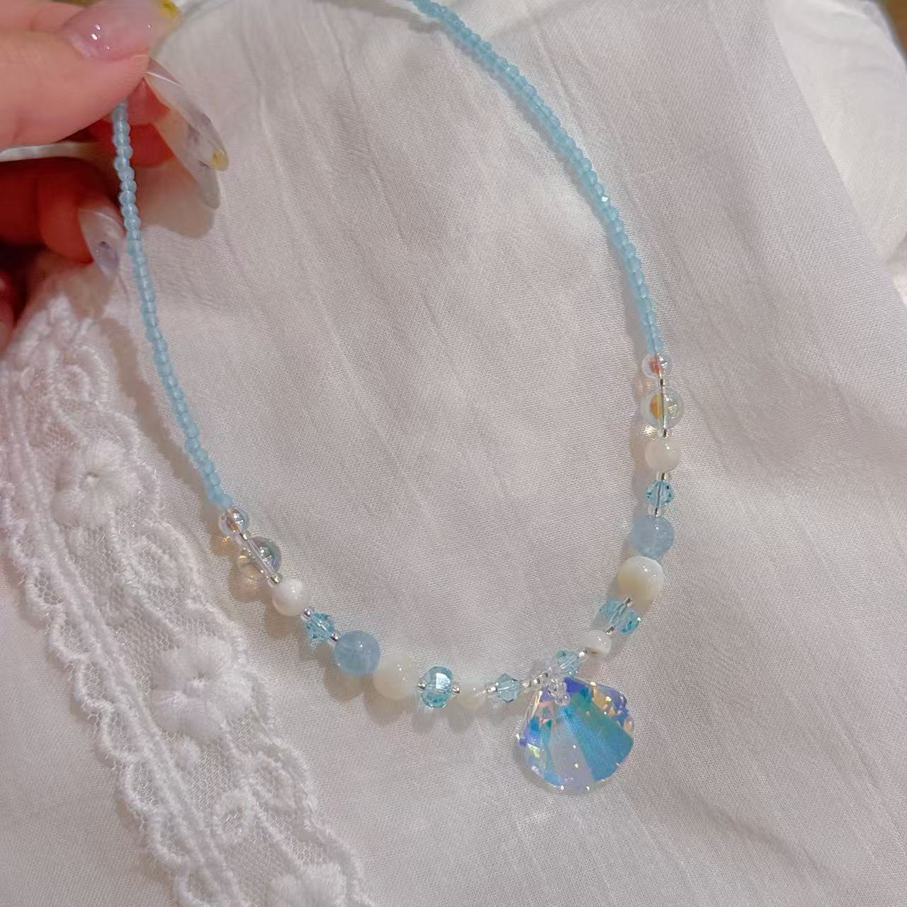 Crystal Natural Shell Pendant Necklace, Luxury Niche High-End Sweet Dainty Elegant Adjustable Collarbone Chain for Women Daily Jewelry