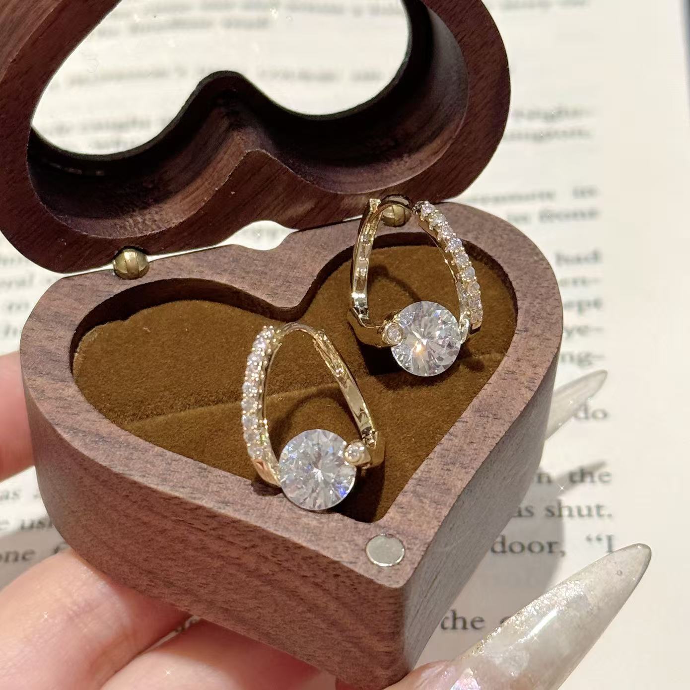 Carat Style Full Cubic Zirconia Huggie Earrings for Women, Luxury High-End Dainty Versatile Daily & Office Commute Ear Jewelry