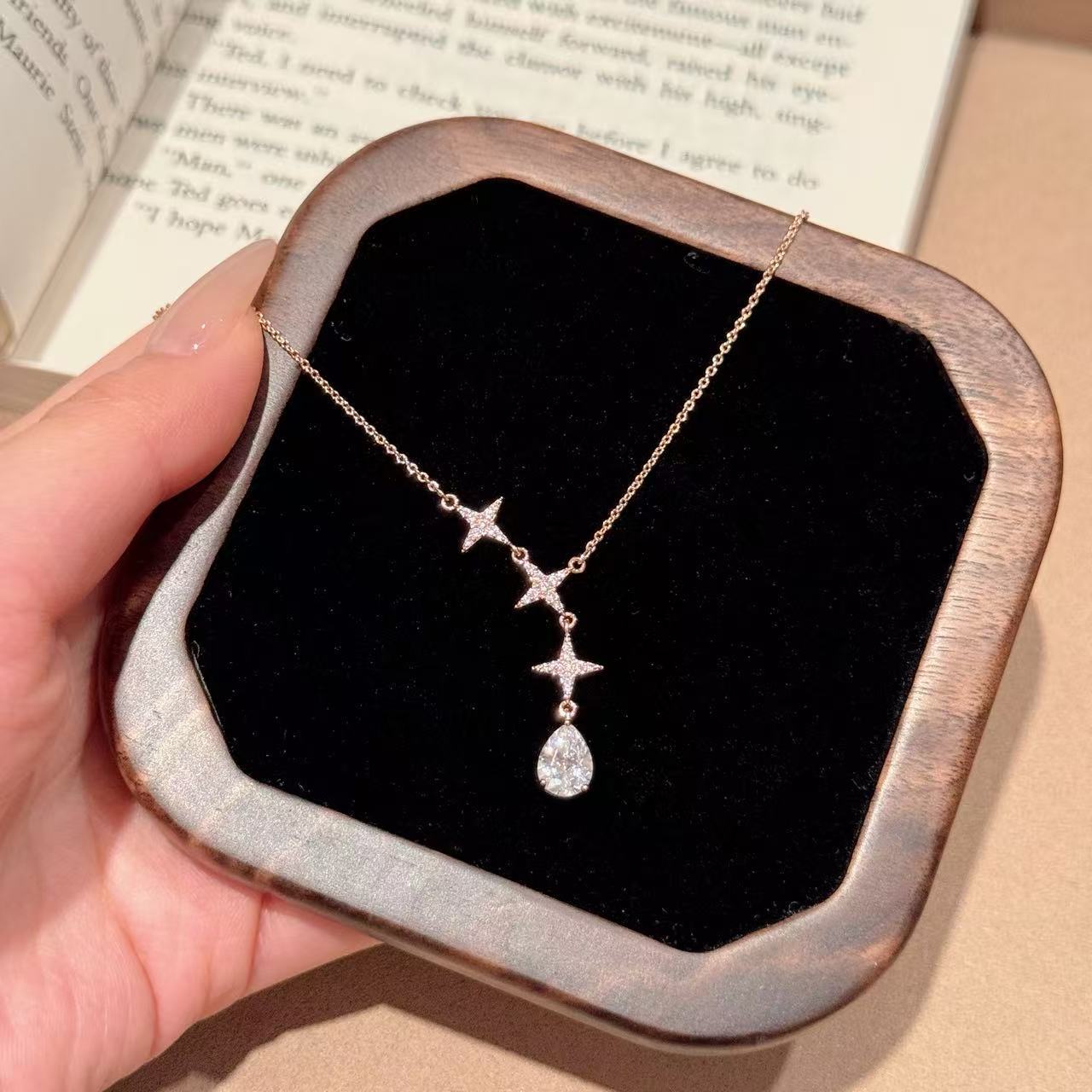 Sparkling Water Drop Cubic Zirconia Pendant Necklace for Women, Niche Luxury Minimal Dainty Versatile High-End Collarbone Fine Jewelry