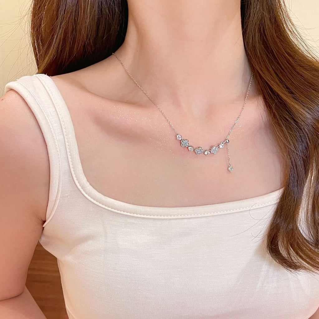 New Four Leaf Clover Flower Tassel Pendant Necklace for Women, Niche Luxury Dainty Elegant Versatile Clavicle Chain Fine Jewelry