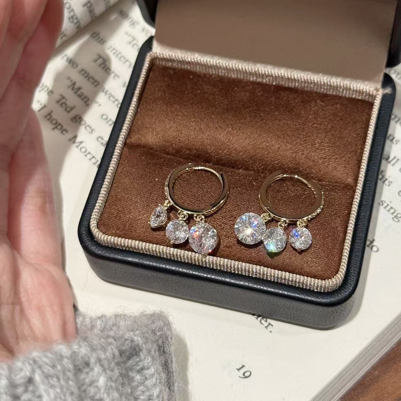 Round Zircon Pendant Earrings, Minimalist Niche Luxury Hoop Earrings, Elegant Delicate Temperament Ear Jewelry