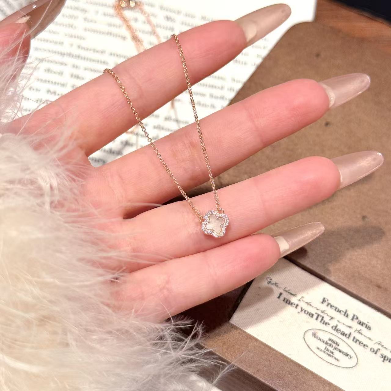 Cross-border European American Four-leaf Flower Necklace, Light Luxury Niche High-end Clavicle Chain, Delicate Mini Fashion Jewelry