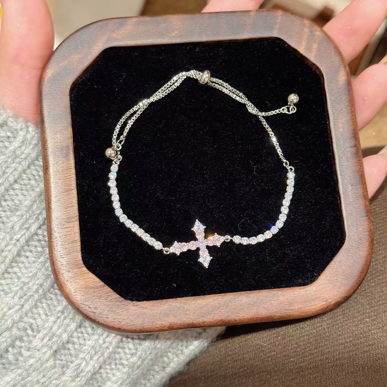 Hot Selling Cross Bracelets for Women, Minimal Cold Stylish Bracelet, Niche Designer Luxury Elegant Hand Jewelry