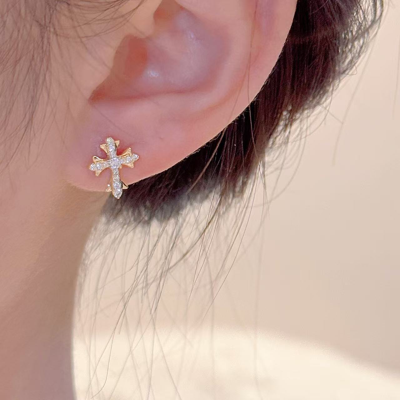 New Arrival Full Sparkle Cubic Zirconia Cross Stud Earrings, Minimal Luxury Niche Designer All-Match Elegant Daily Wear Ear Studs for Women