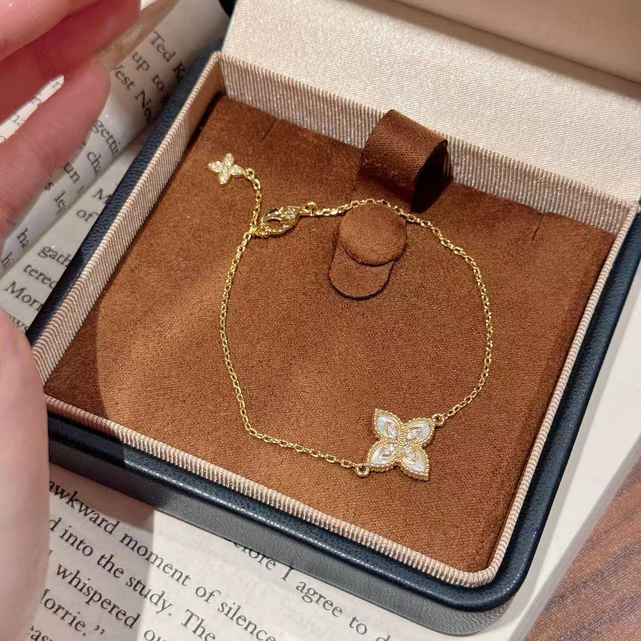 Luxury Four Leaf  White Mother of Pearl Bracelet, Dainty Elegant All-Match Women Fine Hand Jewelry for Daily Commute
