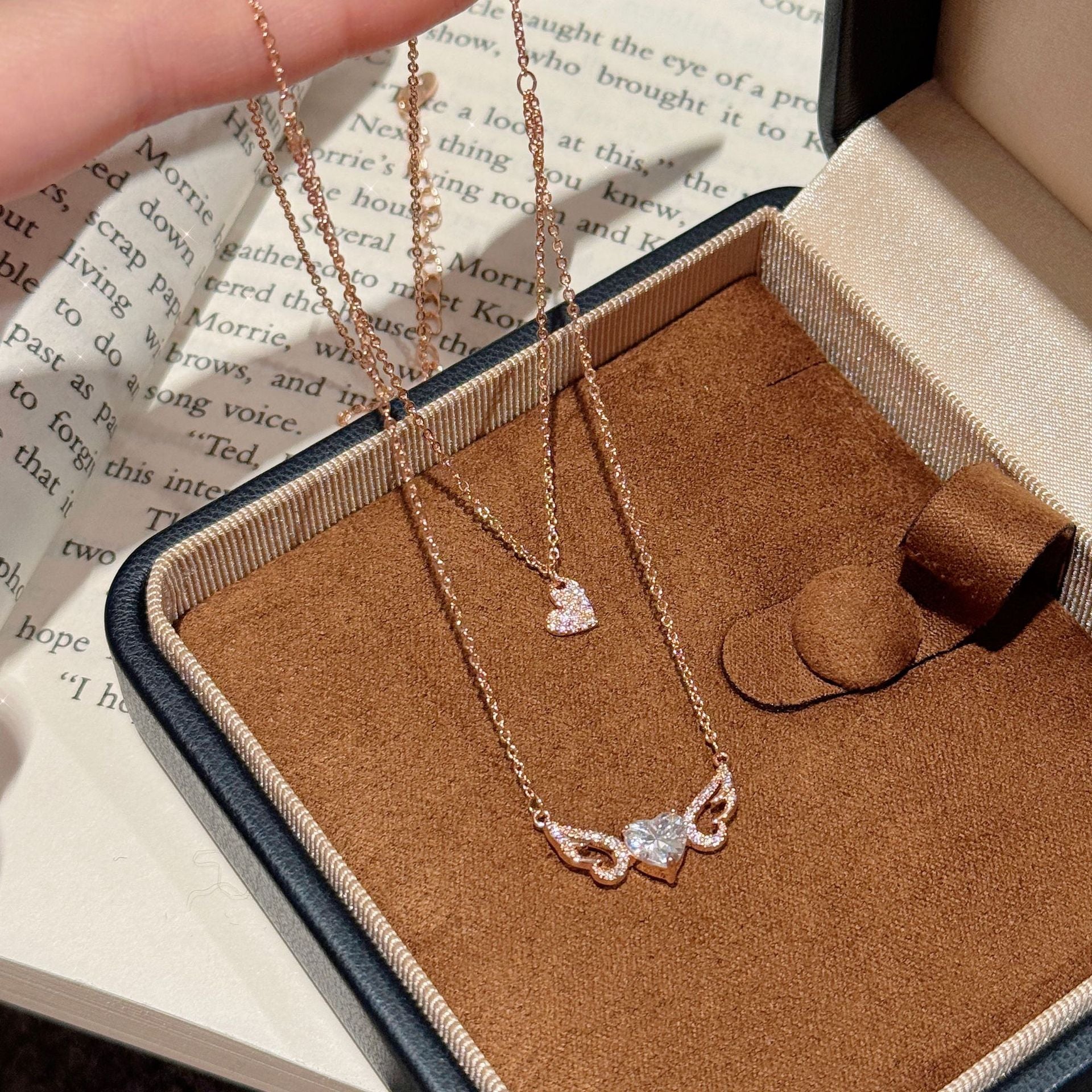 Sparkling Full Zircon Heart Wing Pendant, Elegant High-End Clavicle Chain, Romantic Women Accessories